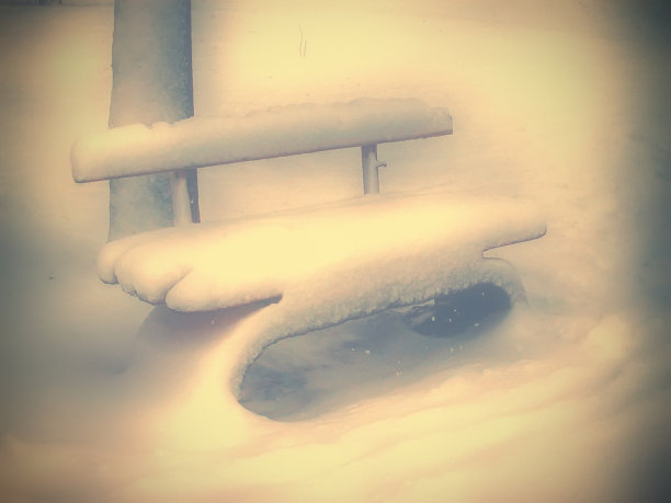 雪下的长椅上图片下载