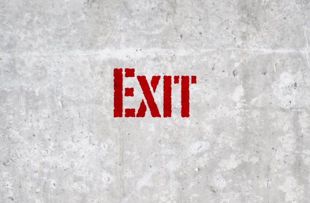 水泥墙上的出口标志图片下载