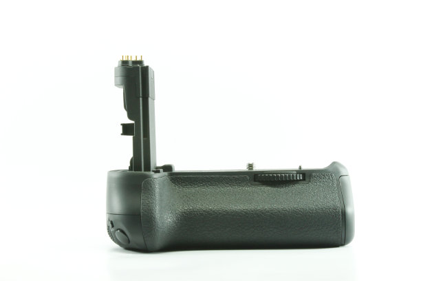 白色背景下数码相机的电池手柄图片下载