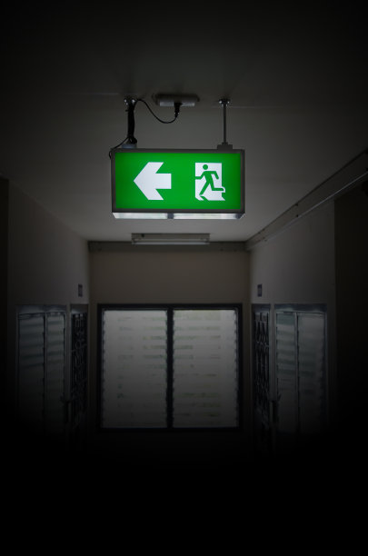 出口标志在黑暗中图片下载