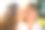 幸福——十几岁的女儿亲吻母亲图片下载