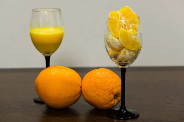 一杯新鲜的橘子片图片下载