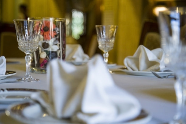 餐厅里的空杯子图片下载