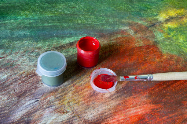 油漆罐和刷子上的绘画艺术亚麻布图片下载