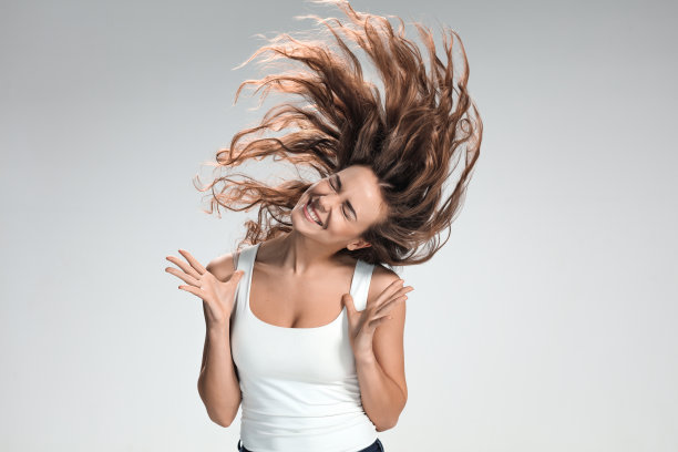 这位年轻女子的肖像洋溢着幸福的情感图片下载