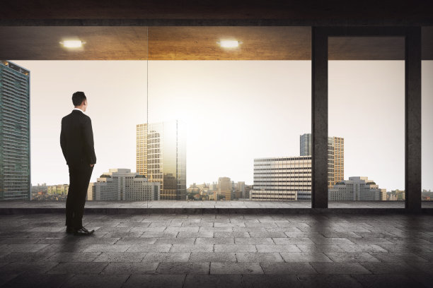 成功经理的后视镜看城市图片下载