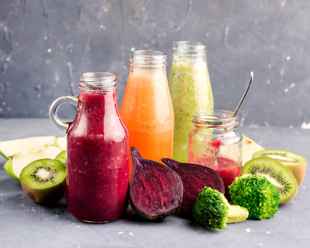 各种新鲜蔬菜和水果的玻璃瓶图片下载