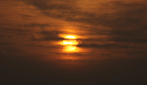 云中的橙色太阳图片下载