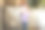 微笑的白人女孩在厨房帮忙把盘子拿出来图片下载