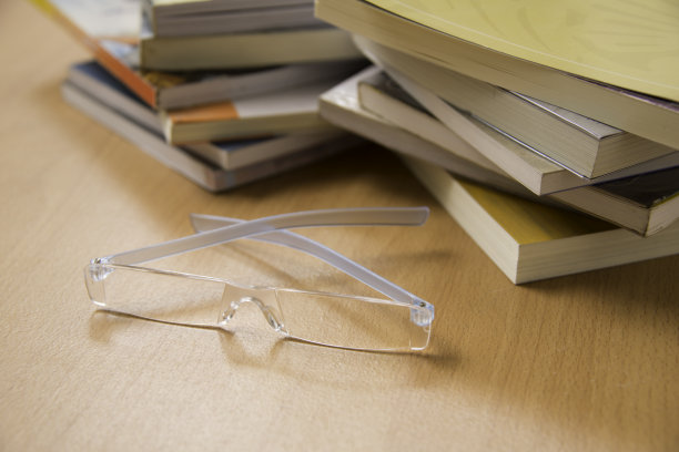 书籍和眼镜图片下载
