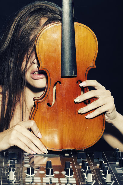 漂亮的小提琴女dj图片下载