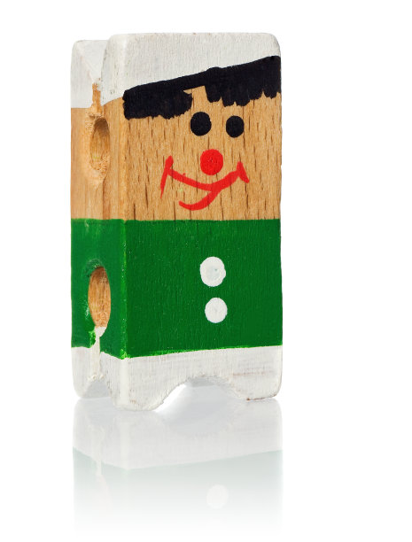 木夹洗涤，手绘卡通人物。这个卡通人物穿着绿色的毛衣和白色的纽扣，白色的背景有轻微的反射。图片下载