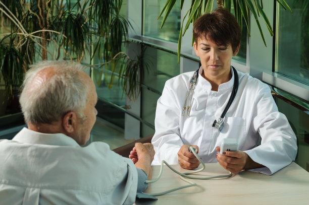 女医生测量老人的压力图片下载