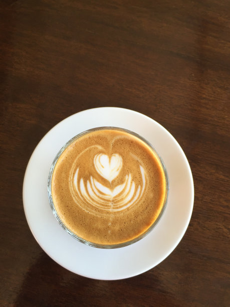 一杯心形拿铁咖啡图片下载