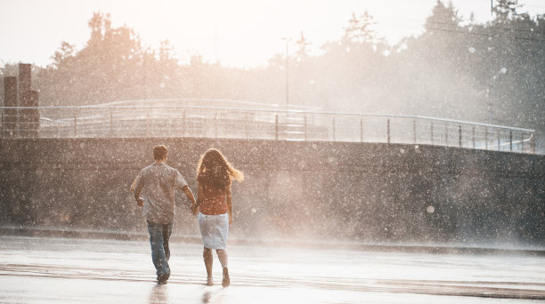 情侣在夏雨中散步图片下载