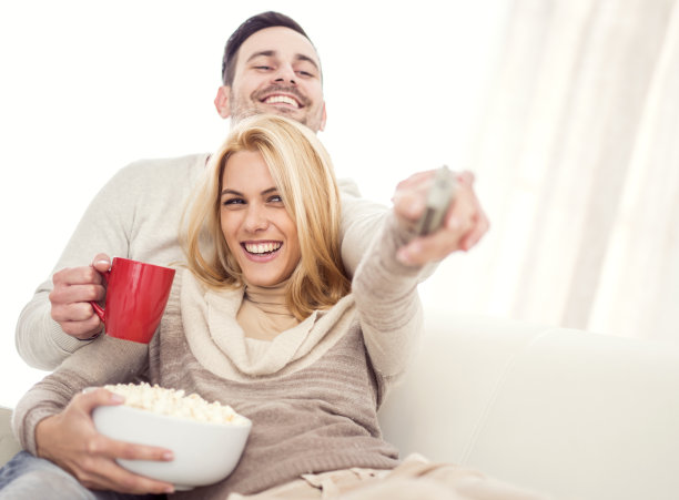 年轻夫妇在家里看电视图片下载