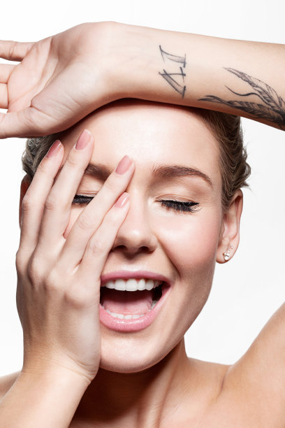 拥有美丽自然的指甲和完美干净的皮肤的女人图片下载