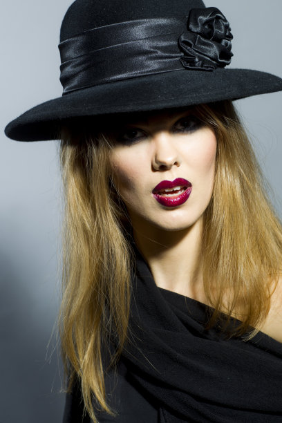 年轻性感的女人在黑色复古帽图片下载