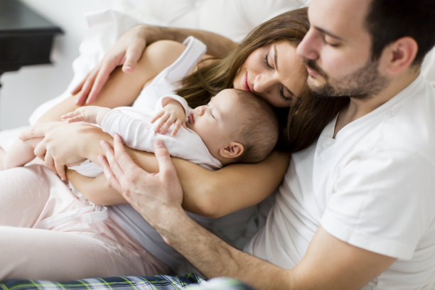 幸福家庭与新生婴儿素材图片