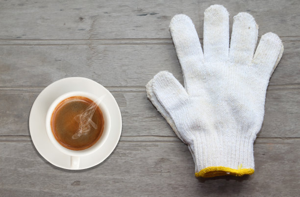 木地板上放着白色的工作手套和咖啡图片下载