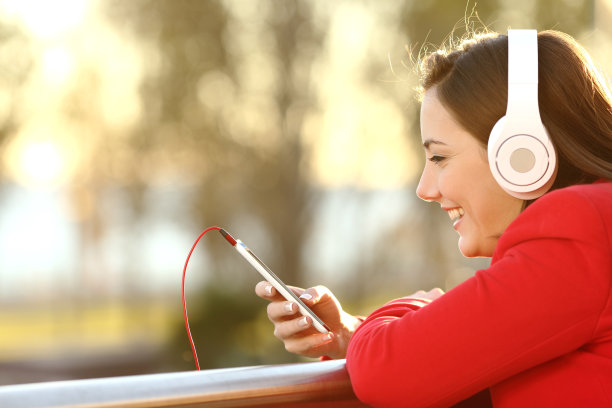 女士在用智能手机听音乐图片下载