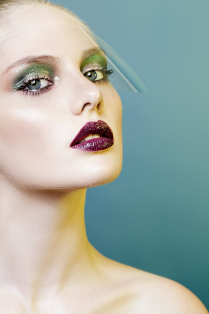 美丽的女孩，酒色的嘴唇和绿色的眼影图片下载