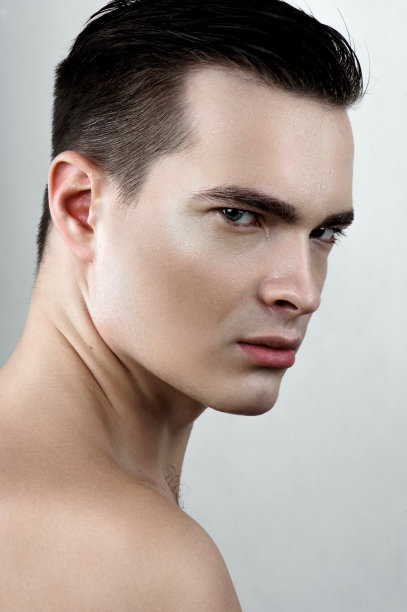 脸上滴着水滴的时尚男士图片下载