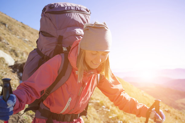 一个背着背包的女孩的肖像。图片下载
