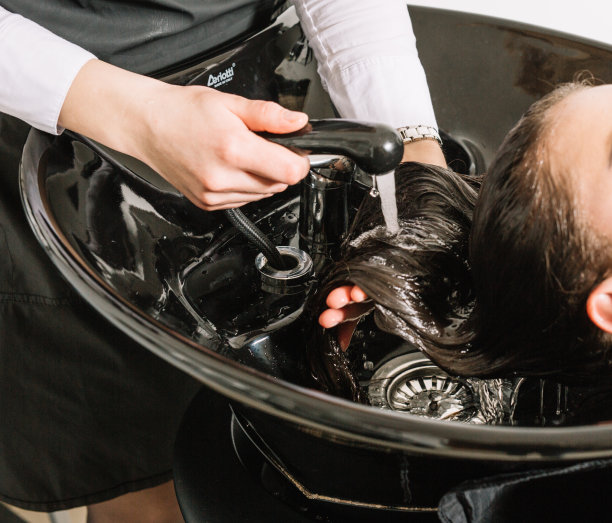 用水洗头图片下载