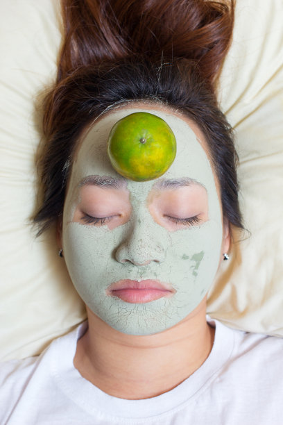 睡着的女人用泥面膜敷在脸上图片下载