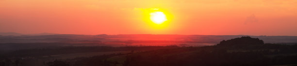 彩色日落时的草地和森林全景图片下载