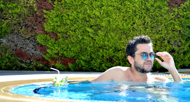 年轻人图片下载