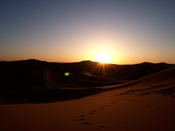 日出的撒哈拉沙漠图片下载