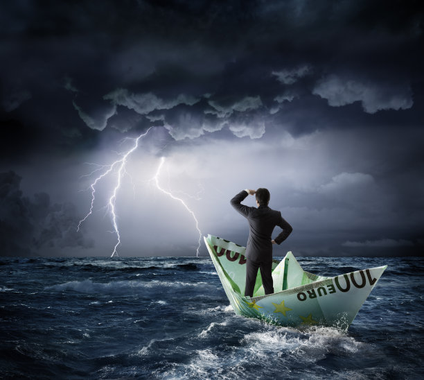 欧元的危机之舟——投资风险概念素材图片