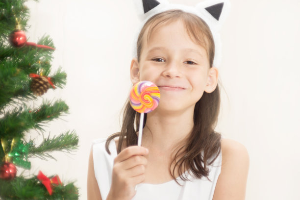 女孩拿着棒棒糖图片下载