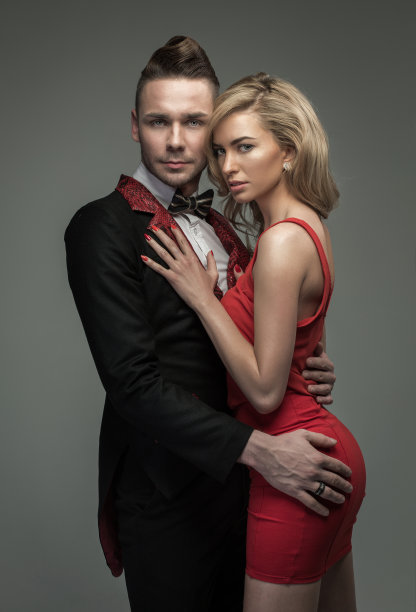 美丽的夫妇摆姿势图片下载