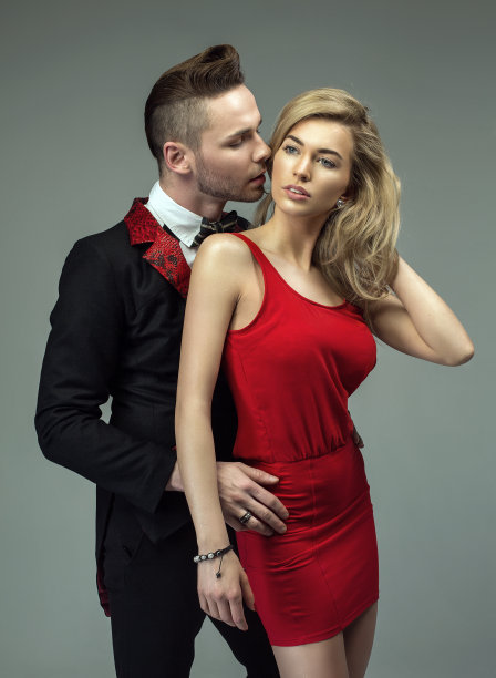 一对穿着晚礼服的迷人情侣图片下载