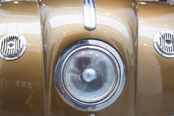 中央大灯细节上的一个黄花经典车图片下载