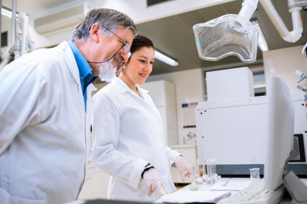 化学学生和她的老师在实验室上课，搬运图片下载