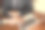 商务人士使用笔记本电脑工作图片下载