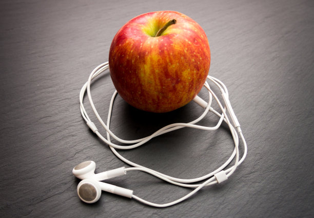 音乐播放苹果在耳机连接。图片下载