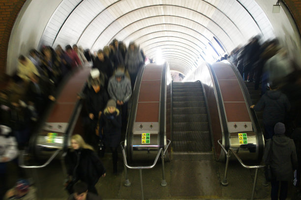 莫斯科地铁站的人群图片下载
