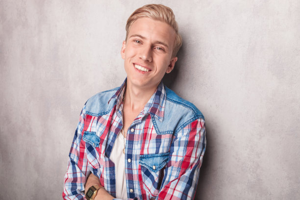 一个漫不经心的年轻人交叉着双手。图片下载