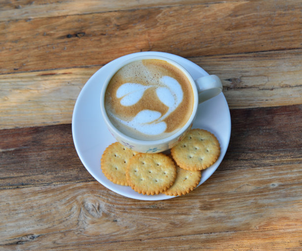 拿铁咖啡加全麦饼干图片下载