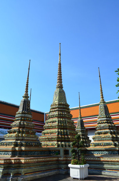 泰国宝塔与蓝天背景，Wat Pho，曼谷，泰国图片下载