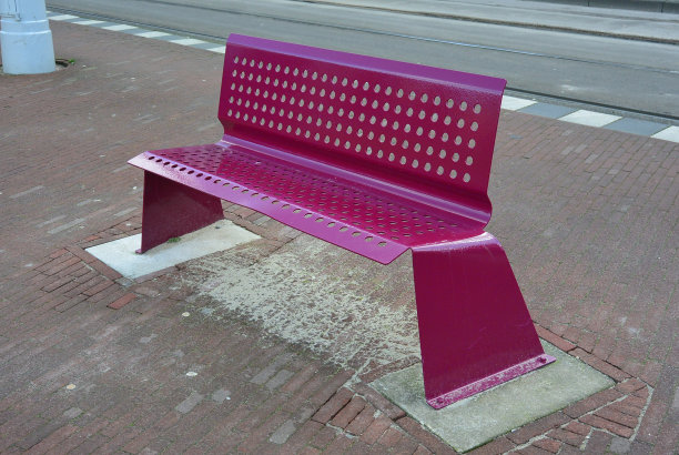 紫色的公共长椅上图片下载