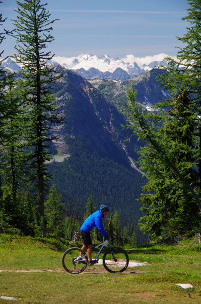 在雪山上骑山地自行车图片下载
