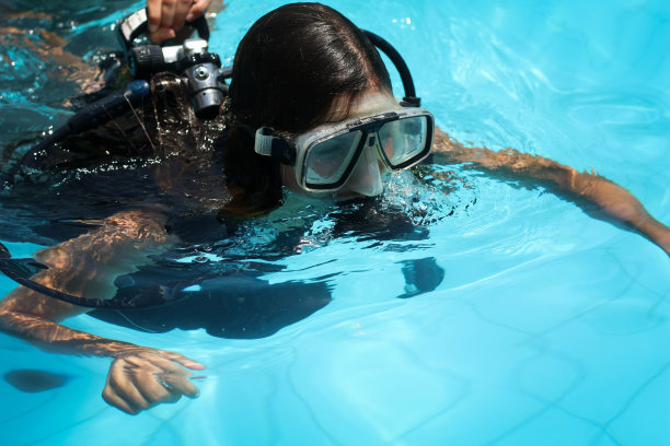学习潜水的女孩图片下载
