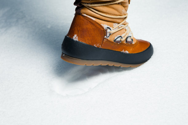 冬天的鞋印在雪地里，特写图片下载