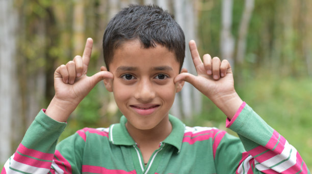 年轻的印度男孩玩得很开心图片下载